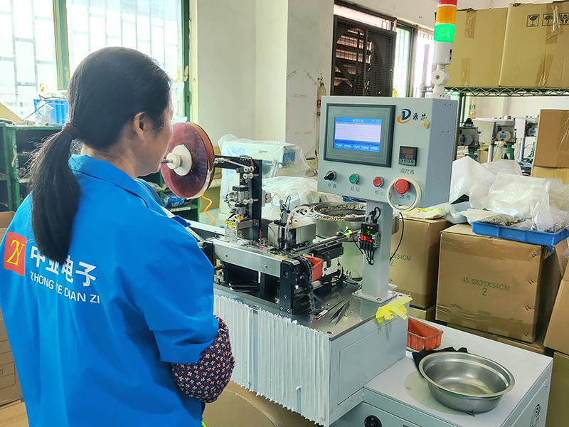 拨动开关在智能汽车中的革新应用：安全、智能与体验的全面进化